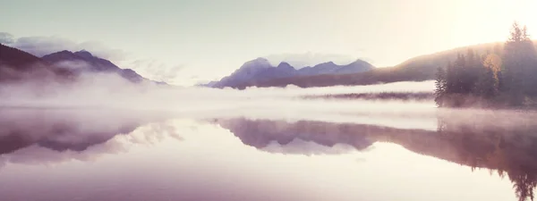 Mgliste Górskie Jezioro Wczesnym Spokojnym Rankiem Górach — Zdjęcie stockowe