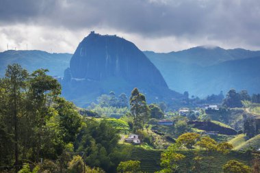 Güney Amerika, Kolombiya 'daki Guatape, Antioquia kasabası yakınlarındaki The Rock' ın görüntüsü