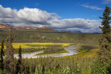 Yazın Alaska 'nın Picturesque Dağları. Kar, kütleleri, buzulları ve kayalık tepeleri kapladı. Güzel doğal arkaplan.