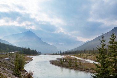Yaz mevsiminde Kanada Kayalıkları 'nda resim gibi dağ manzarası
