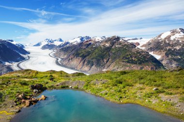 Yaz mevsiminde Kanada Kayalıkları 'nda resim gibi dağ manzarası