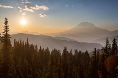 Gün doğumunda Rainier Dağı Ulusal Parkı, ABD, Washington