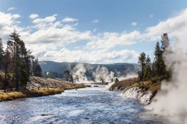 İlham verici doğal bir geçmiş. Yellowstone Ulusal Parkı 'ndaki havuz ve gayzer alanları, ABD.