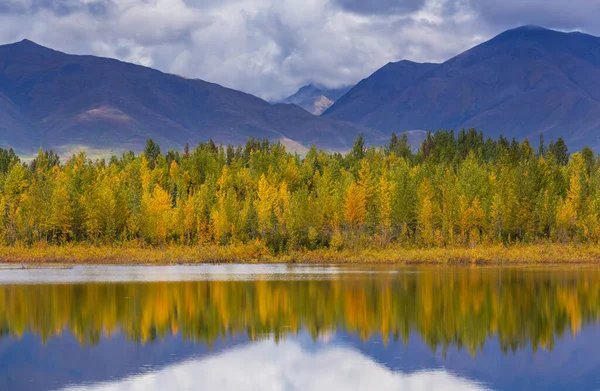Красивое Озеро Осенний Сезон — стоковое фото