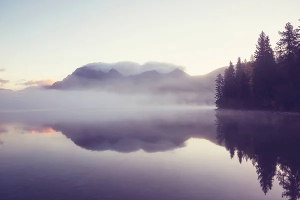 Mlhavé Horské Jezero Časném Klidném Ránu Horách — Stock fotografie