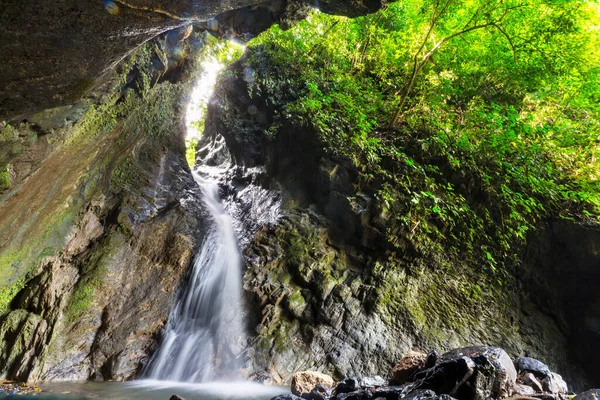 Yeşil Ormanda Güzel Bir Şelale Kolombiya Güney Amerika — Stok fotoğraf
