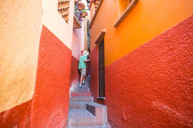 Koloni tarihi şehri Guanajuato, ünlü Kiss Geçidi (Callejon del Beso), Meksika