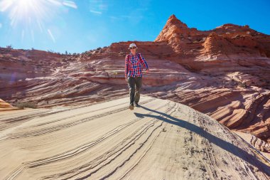 Utah dağlarında yürüyüş. Alışılmadık doğal manzaralarda yürüyüş. Fantastik kumtaşı oluşumları.