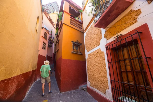 墨西哥瓜纳华托市五彩斑斓的街道上的游客 — 图库照片