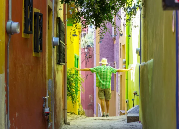 Turista Sulla Strada Colorata Nella Famosa Città Guanajuato Messico — Foto Stock