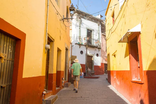 Touriste Sur Rue Colorée Dans Célèbre Ville Guanajuato Mexique — Photo