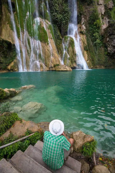 メキシコのジャングルの美しい滝に近い観光客 — ストック写真