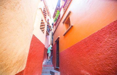 Koloni tarihi şehri Guanajuato, ünlü Kiss Geçidi (Callejon del Beso), Meksika