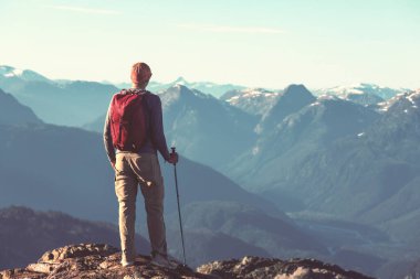 Kanada dağlarında yürüyüş yapan adam. Yürüyüş, Kuzey Amerika 'da popüler bir eğlence aktivitesidir. Bir sürü pitoresk yol var..
