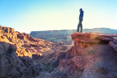 Utah dağlarında yürüyüş. Alışılmadık doğal manzaralarda yürüyüş. Fantastik kumtaşı oluşumları.
