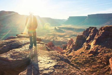 Utah dağlarında yürüyüş. Alışılmadık doğal manzaralarda yürüyüş. Fantastik kumtaşı oluşumları.