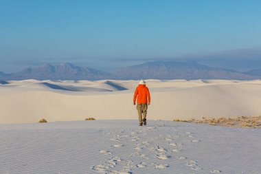 New Mexico, ABD 'deki White Sands Dunes' da yürüyüşçü.