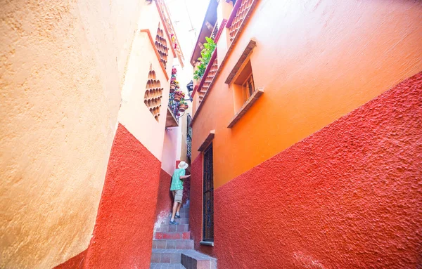 植民地時代の歴史都市グアナファト キスの有名な路地 Callejon Del Beso メキシコ — ストック写真