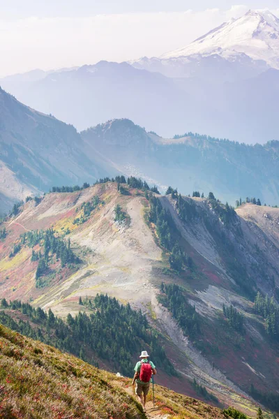 Πεζοπόρος Στα Βουνά Όμορφο Φόντο Βράχο — Φωτογραφία Αρχείου