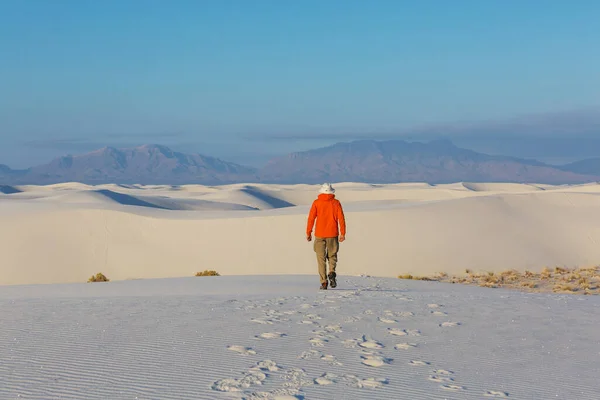Πεζοπόρος Στο White Sands Dunes Στο Νέο Μεξικό Ηπα — Φωτογραφία Αρχείου