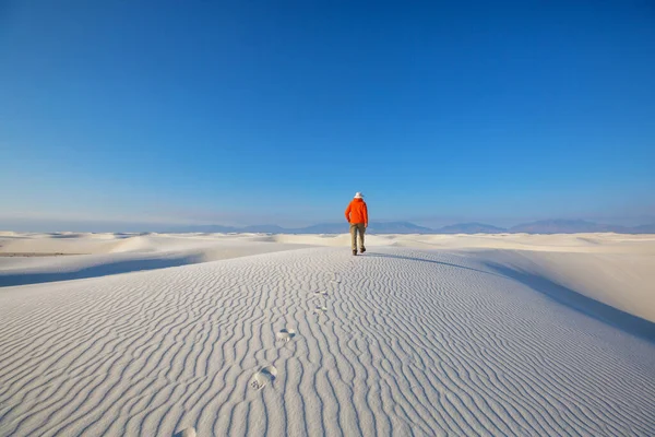 Turysta White Sands Dunes Nowym Meksyku Usa — Zdjęcie stockowe