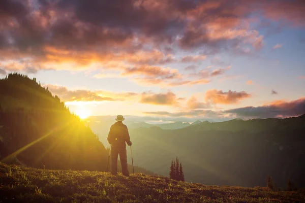 Scena Wędrówki Pięknych Letnich Górach Zachodzie Słońca — Zdjęcie stockowe