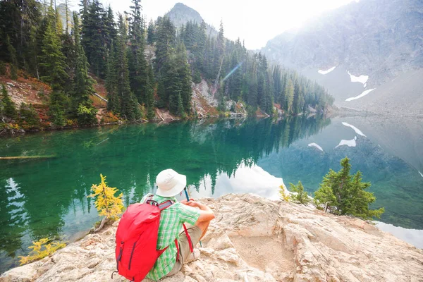 一个人在平静的湖边安详地休息着 放宽假期 — 图库照片