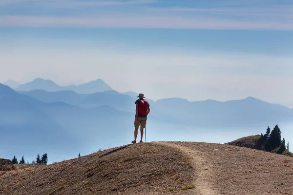 Backpacker Den Sommerlichen Bergen — Stockfoto