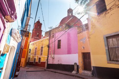 Meksika 'nın Guanajuato kasabasının renkli koloni tarzı evleri.
