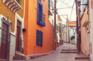 Meksika 'nın Guanajuato kasabasının renkli koloni tarzı evleri.