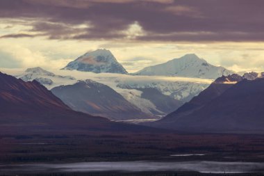 Yazın Alaska 'nın Picturesque Dağları. Kar, kütleleri, buzulları ve kayalık tepeleri kapladı. Güzel doğal arkaplan.
