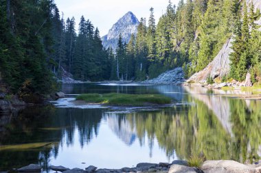 Yaz mevsiminde dağlarda huzur gölü. Güzel doğal manzaralar..
