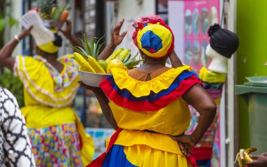 Cartagena de Indias, Kolombiya 'da geleneksel meyve sokak satıcıları