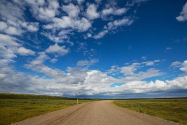 Sonsuz Dempster karayolu yakınındaki Kuzey Kutup dairesi, Dawson City Inuvik, Kanada için önde gelen uzak çakıl yol
