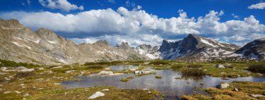 Wyoming, ABD 'deki Wind River Range Panoraması. Yaz mevsimi.