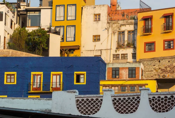 墨西哥瓜纳华托镇五彩缤纷的殖民风格房屋 — 图库照片