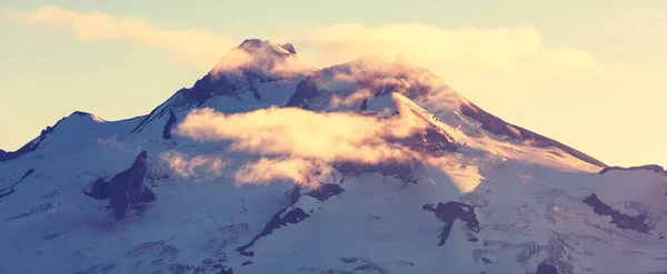 日の出に氷河のピークのパノラマ ワシントン Instagramフィルター — ストック写真