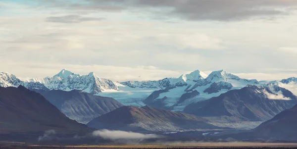 Malebné Aljašské Hory Létě Sněhem Pokryté Masivy Ledovce Skalnaté Štíty — Stock fotografie
