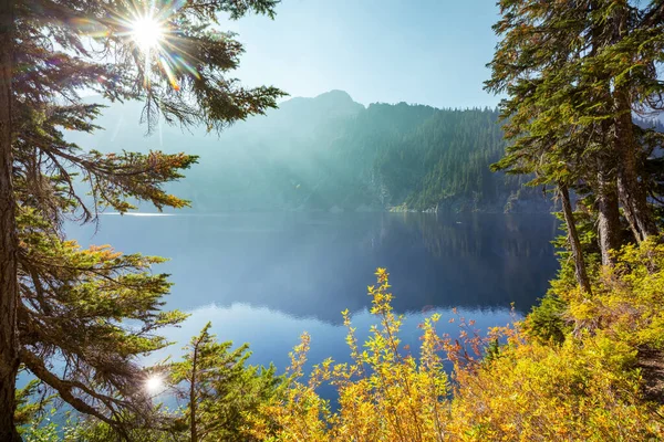 Λίμνη Serenity Στα Βουνά Κατά Θερινή Περίοδο Όμορφα Φυσικά Τοπία — Φωτογραφία Αρχείου