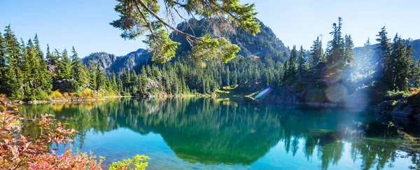 Gelassenheit See Den Bergen Der Sommersaison Schöne Naturlandschaften — Stockfoto