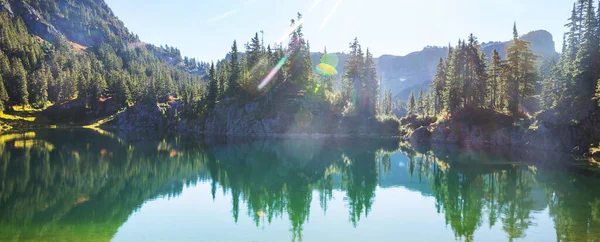 Lago Serenità Montagna Nella Stagione Estiva Bellissimi Paesaggi Naturali — Foto Stock