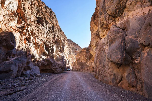 美国内华达州狭窄峡谷中的崎岖道路 — 图库照片