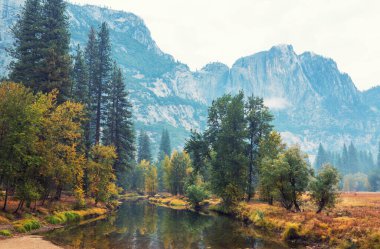 Yosemite Ulusal Parkı, Kaliforniya, ABD 'de güzel bir sonbahar sezonu