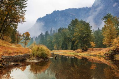 Yosemite Ulusal Parkı, Kaliforniya, ABD 'de güzel bir sonbahar sezonu