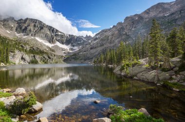 Yaz mevsiminde dağlarda huzur gölü. Güzel doğal manzaralar..