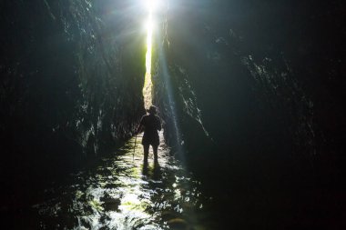 Güney Amerika, Kolombiya 'daki slot kanyonunda yürüyüş yapan adam.