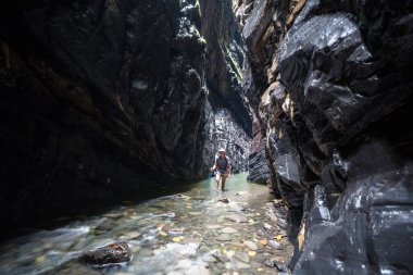 Güney Amerika, Kolombiya 'daki slot kanyonunda yürüyüş yapan adam.