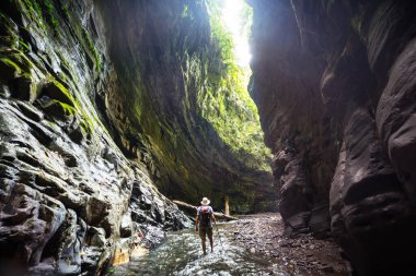 Güney Amerika, Kolombiya 'daki slot kanyonunda yürüyüş yapan adam.