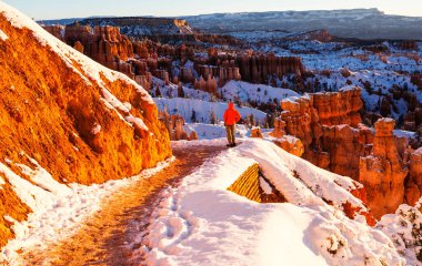 Kış mevsiminde Bryce Canyon Ulusal Parkı 'nda yürüyüş, Utah, ABD