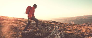 Yaz ormanında nehri geçen bir adam.